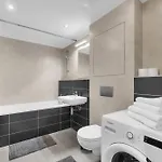 דירה Bright With Parking & Balcony