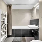 Bright With Parking & Balcony דירה *