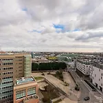 דירה Bright With Parking & Balcony