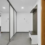 דירה Bright With Parking & Balcony *