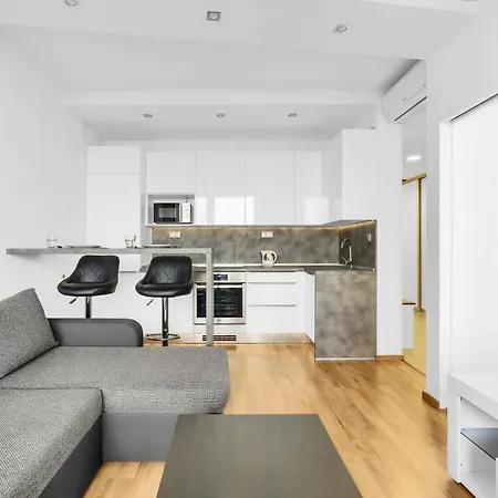 Bright With Parking & Balcony Apartmán *