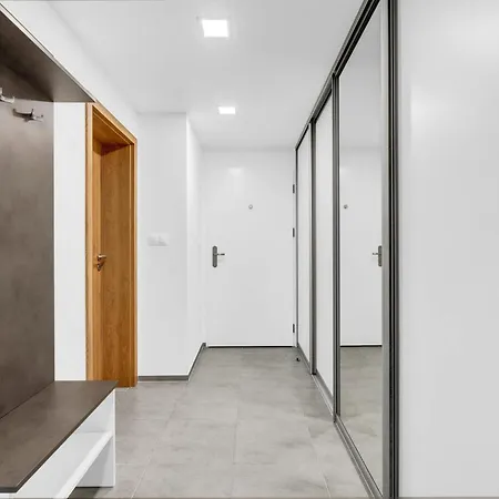 Bright With Parking & Balcony براتسيلافا