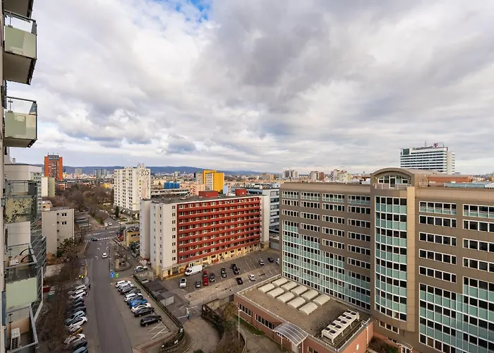 Bright With Parking & Balcony Lejlighed *