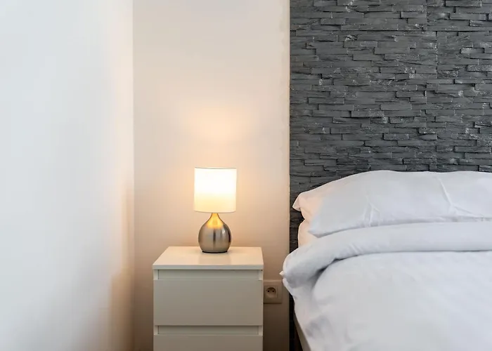 Bright With Parking & Balcony Lejlighed *