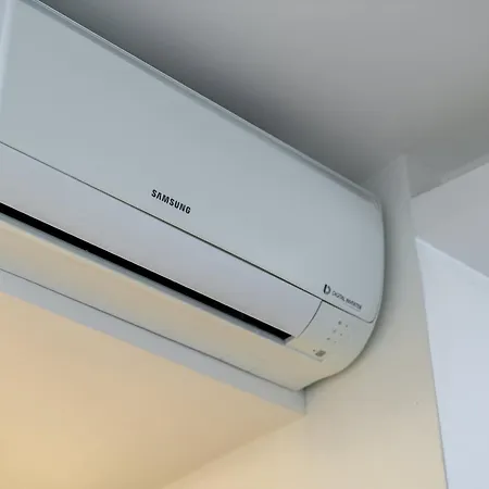 Bright With Parking & Balcony Pozsony