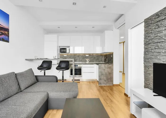 Bright With Parking & Balcony Apartman *