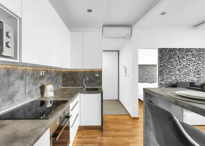 Apartment Bright With Parking & Balcony