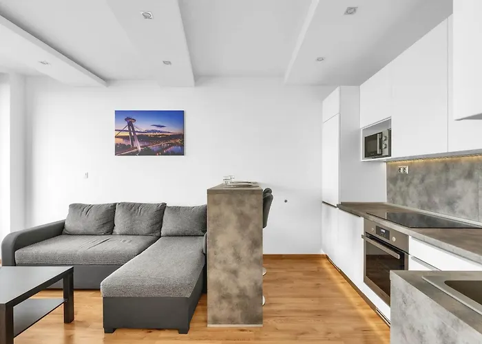 Bright With Parking & Balcony * Pressburg